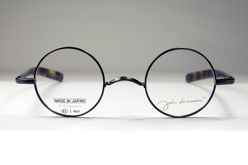 ジョン・レノンのメガネと言えばクラシックな丸メガネと一山（いちやま